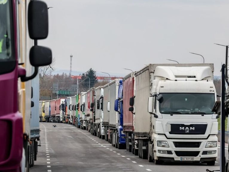 У єЧерзі на виїзд з України зареєстровано близько 1200 вантажівок — Демченко про ситуацію на словацькому кордоні