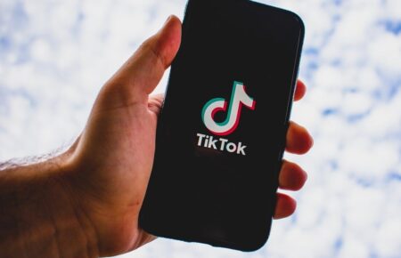 Як алгоритми TikTok допомагають поширювати російський вплив на українців