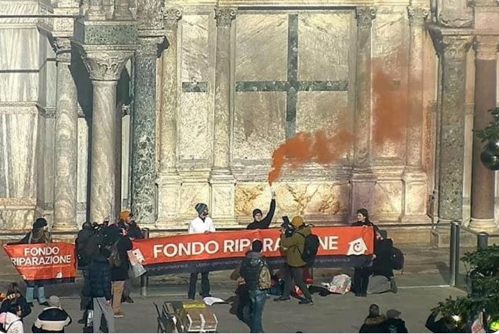 Экоактивисты облили грязью собор в Венеции