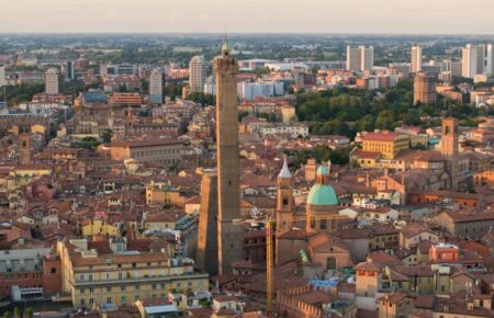 Похилену вежу Гарісенда в Болоньї закрили для туристів — вона може обвалитися