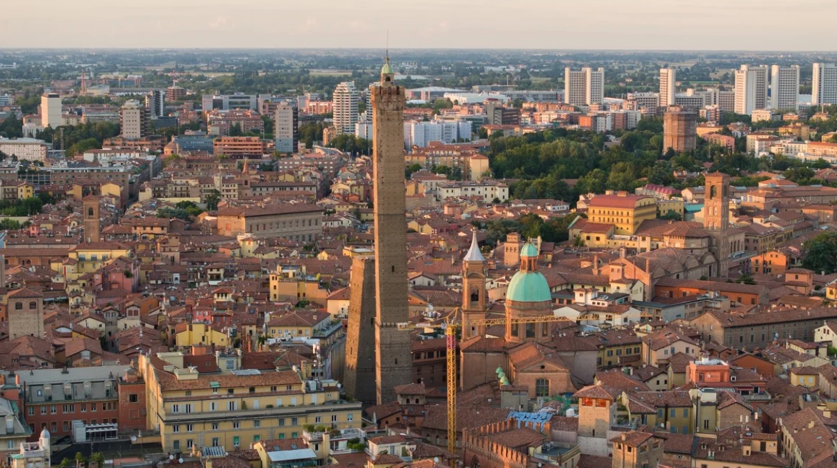 Покосившуюся башню Гарисенда в Болонье закрыли для туристов — она может обвалиться