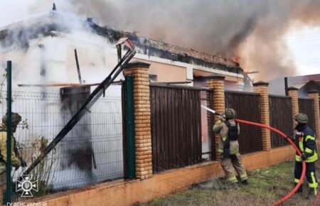 Армія РФ обстріляла селище на Херсонщині — снаряд влучив у будинок