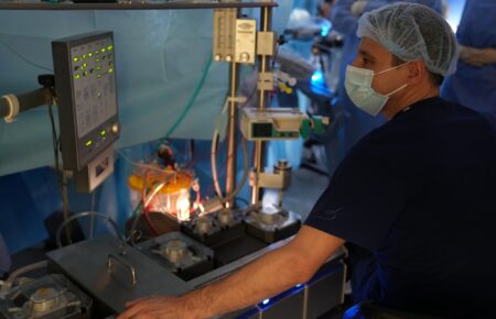 Готувалися близько року — хірург про першу в Україні операцію на серці, зроблену роботом DaVinci