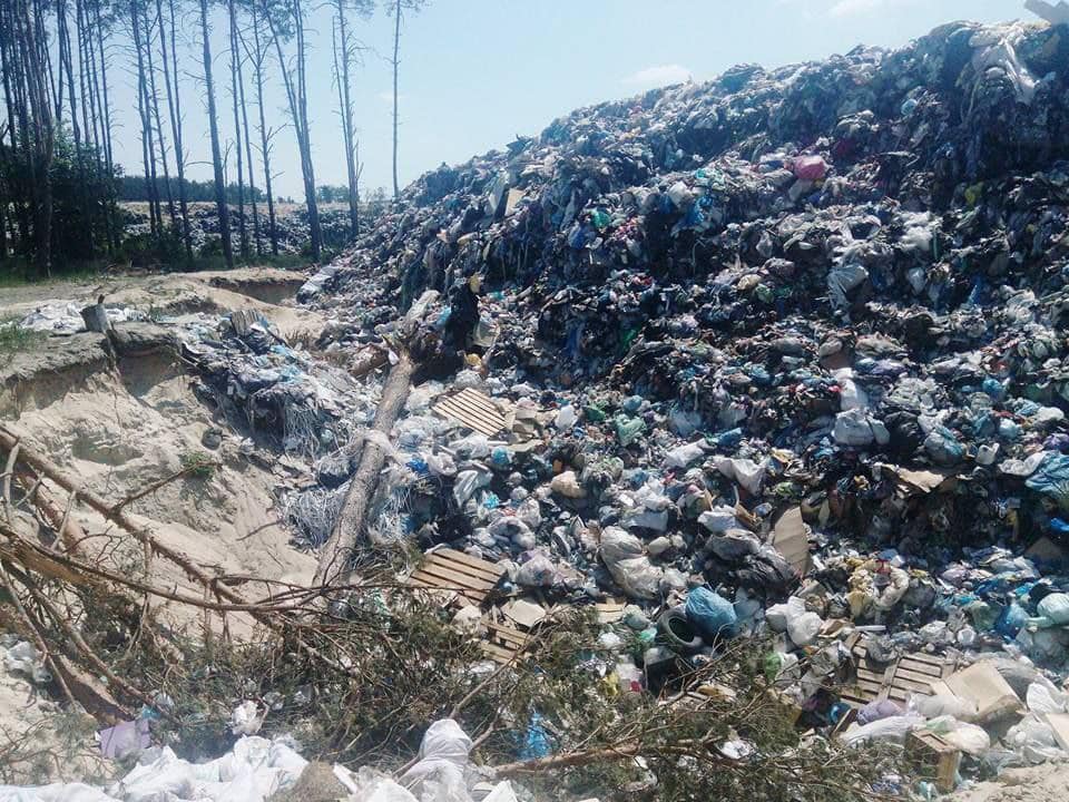 У Бородянці на Київщині діє незаконний сміттєвий полігон (ФОТО)