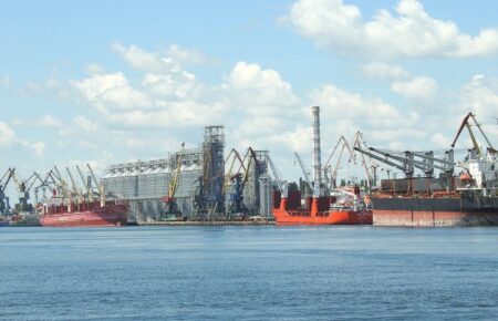 У Миколаєві затонув корабель, стався витік нафтопродуктів