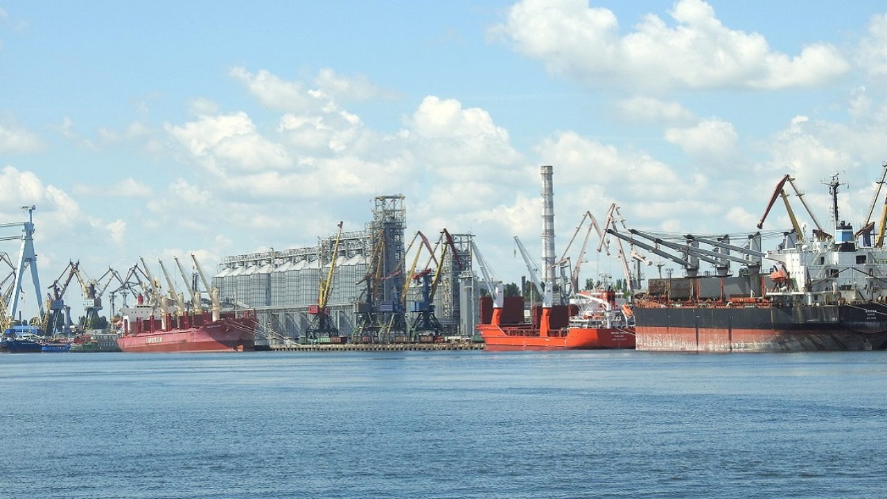 У Миколаєві затонув корабель, стався витік нафтопродуктів