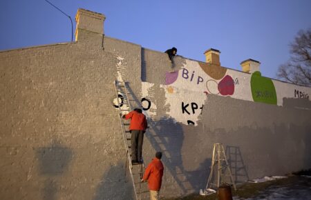 На Подолі комунальники зафарбовують графіті Соні Морозюк