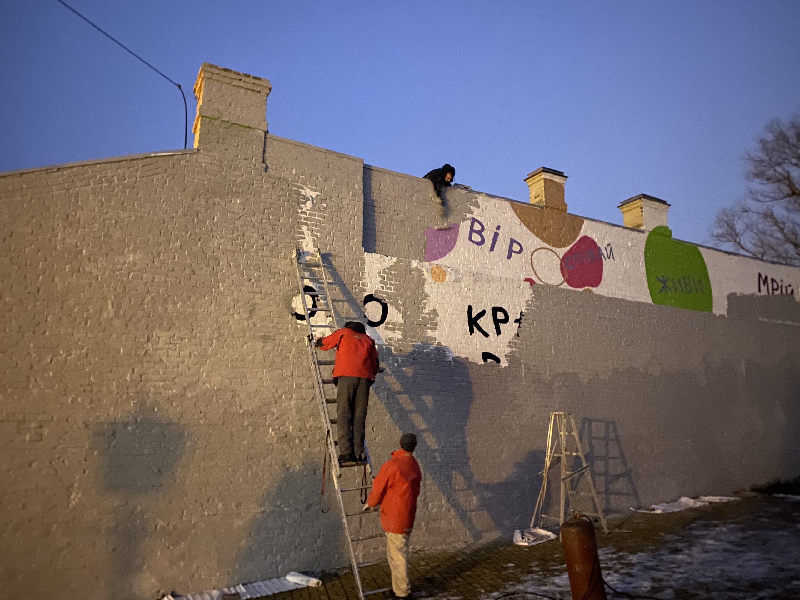 На Подолі комунальники зафарбовують графіті Соні Морозюк