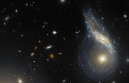 NASA показало злиття двох галактик