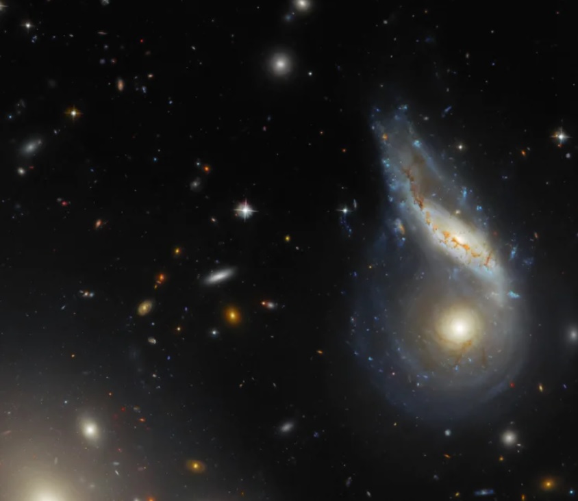 NASA показало злиття двох галактик