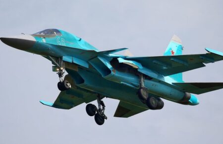 Палає і падає: Олещук показав збитий на Маріупольському напрямку Су-34 (ВІДЕО)