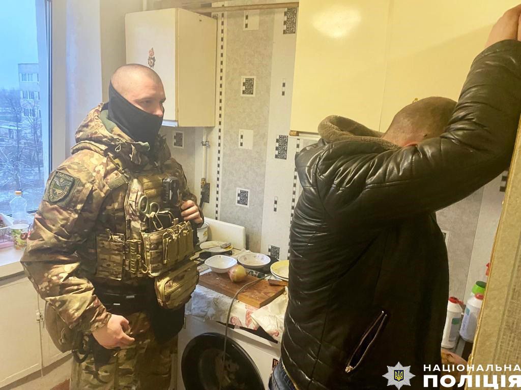 Компанія молодиків у Чернігові запустила салют під час повітряної тривоги (ВІДЕО)