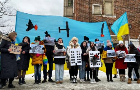 У Кракові на головну площу вийшли десятки людей на підтримку України (фоторепортаж)