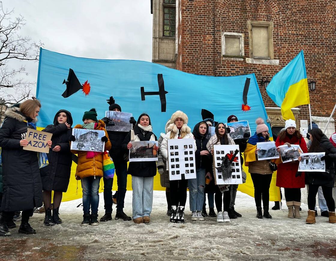 У Кракові на головну площу вийшли десятки людей на підтримку України (фоторепортаж)