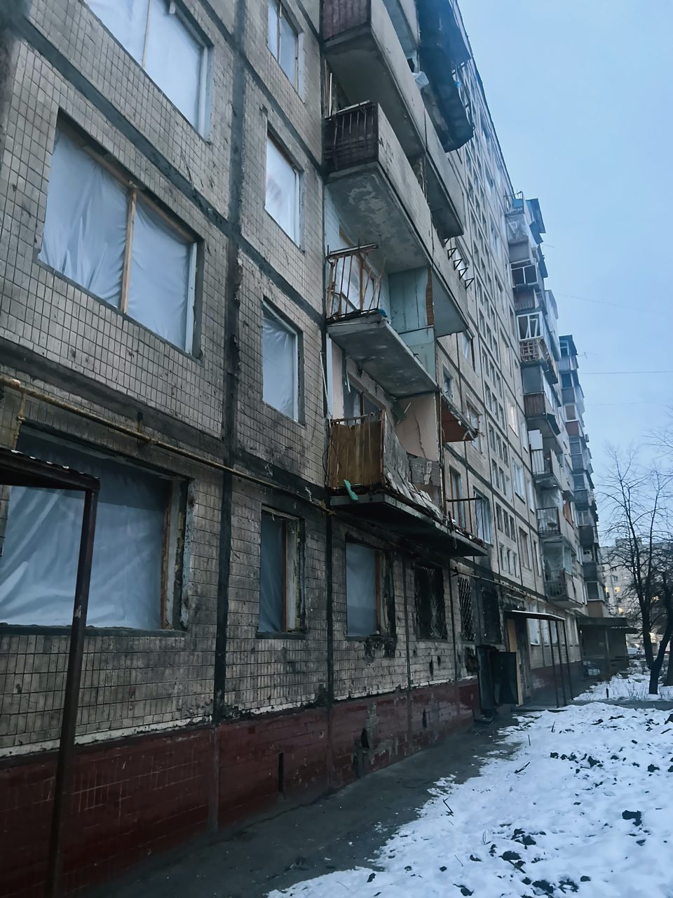 «Алгоритм дій є, але він не діє»: як живуть мешканці пошкодженої росіянами багатоповерхівки на вулиці Дашкевича у Києві (ФОТО)