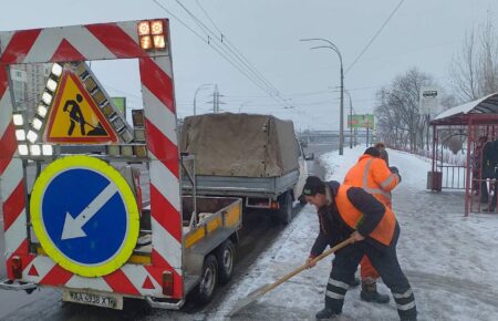 На дорогах Києва працюють 283 одиниці снігоприбиральної техніки