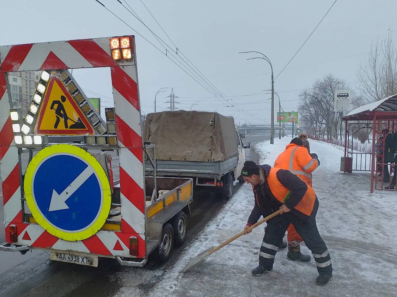 На дорогах Києва працюють 283 одиниці снігоприбиральної техніки