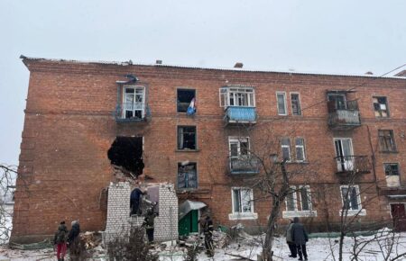 Ворог вдарив по багатоквартирному будинку в Куп'янську, є загибла