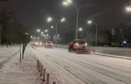На дорогах Києва працює 275 одиниць снігоприбиральної техніки