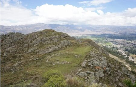 Археологи знайшли в Андах мегалітичну площу віком майже 5 000 років