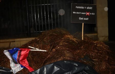 Біля будинку посла РФ у Польщі активісти висипали дві тонни гною (ВІДЕО)