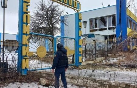 Лікарня у Великому Бурлуку на Харківщині, яку окупанти атакували авіабомбами, поки не працюватиме — прокуратура