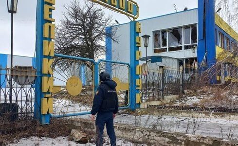 Лікарня у Великому Бурлуку на Харківщині, яку окупанти атакували авіабомбами, поки не працюватиме — прокуратура