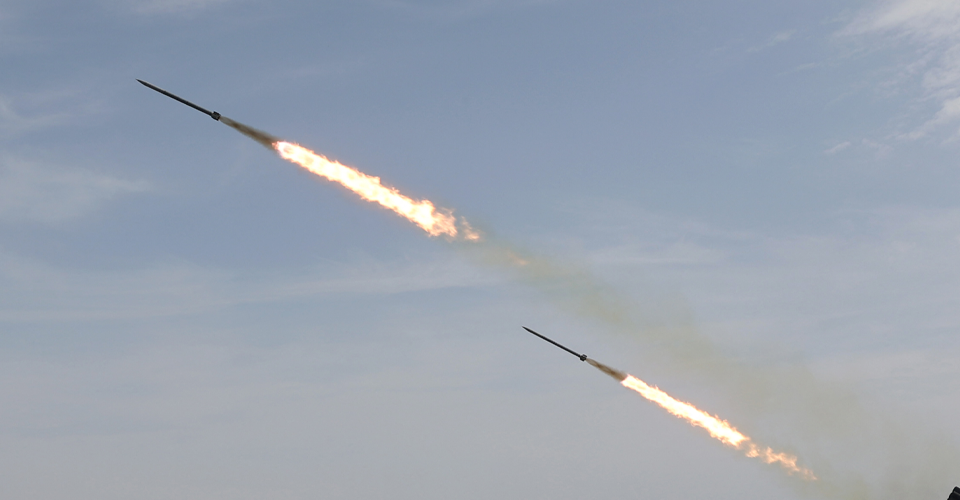 На світанку російські окупанти масовано атакували Україну ракетами