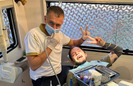 «Стоматологічний батальйон»: хто і як лікує зуби захисникам на передовій