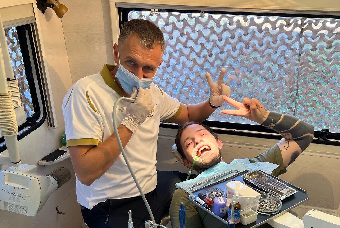 «Стоматологічний батальйон»: хто і як лікує зуби захисникам на передовій