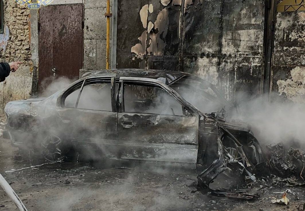 Унаслідок обстрілу окупантами Херсону в автівці згоріли двоє людей