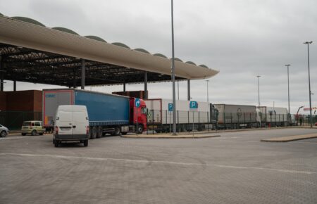 Україна провела термінові переговори з Польщею через блокування пасажирського транспорту на кордоні