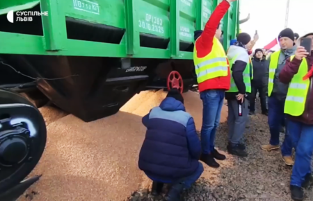 Поляки перекрили на кордоні залізницю і висипали зерно із одного вагону (ВІДЕО)
