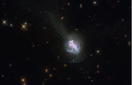 NASA показала яскраву блакитну галактику з активним зореутворенням