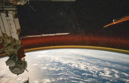 NASA поділилося знімками незвичайного золотого світіння атмосфери Землі