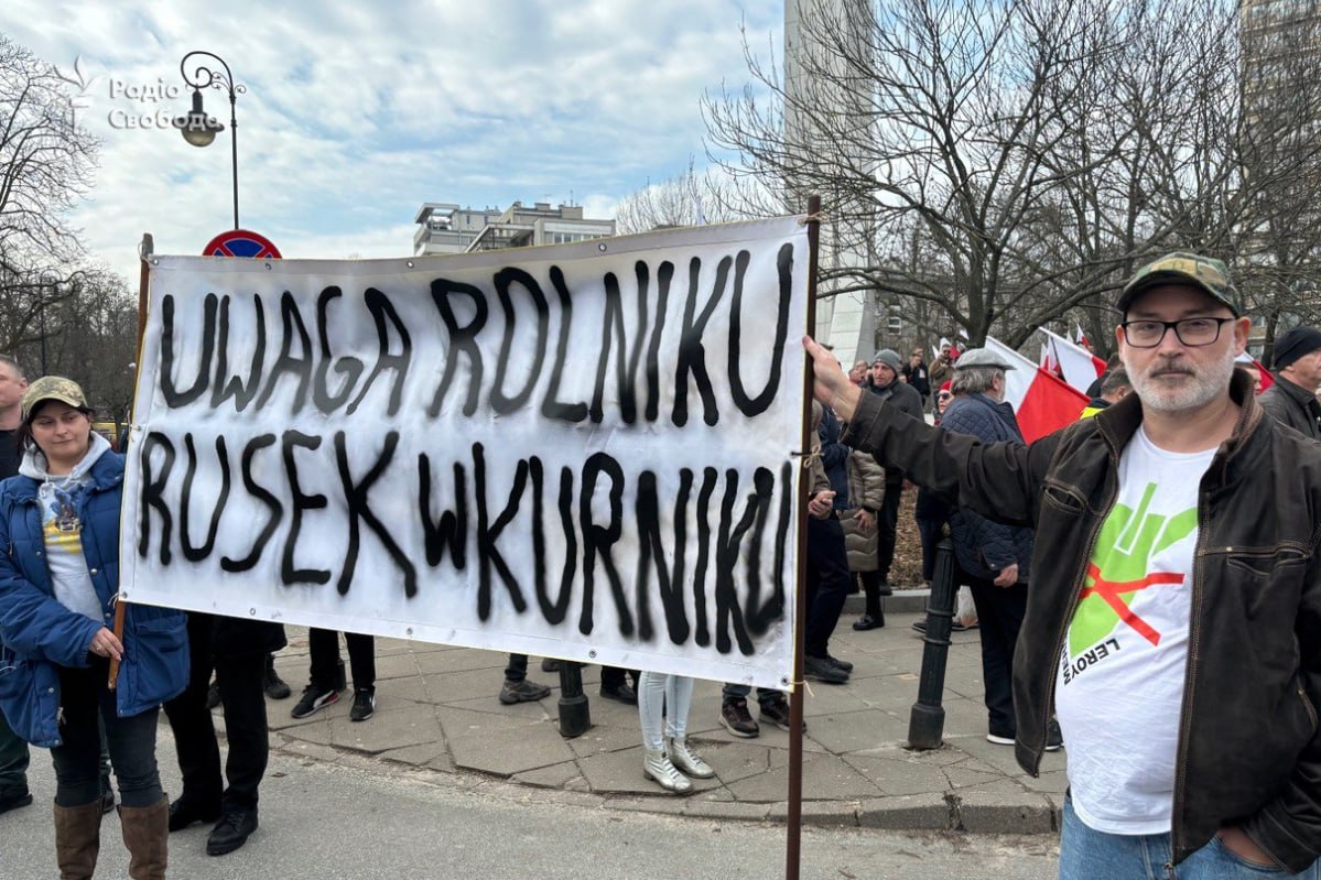 Польські фермери відібрали плакат, який попереджав про російську пропаганду (ВІДЕО)