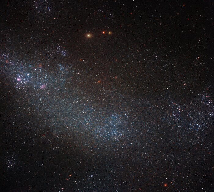 Телескоп Hubble показав незвичайну галактику, що не має структури