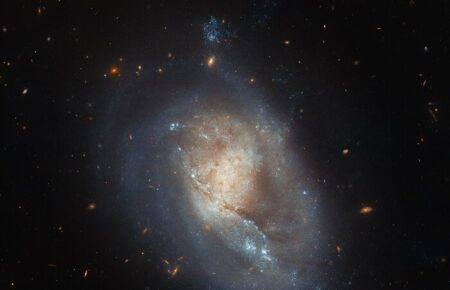 Телескоп «Хаббл» зазнімкував карликову спіральну галактику