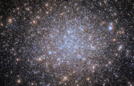 Hubble показав кулясте зоряне скупчення в галактиці — супутнику Чумацького Шляху