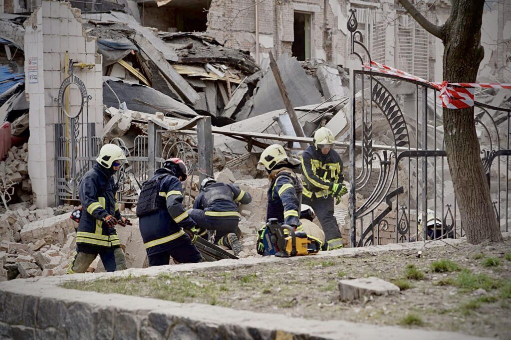figure_cutРакетний удар по Києву: окупанти частково зруйнували Академію мистецтва (ФОТО)