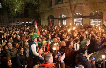 У столиці Угорщини тисячі людей протестували, вимагаючи відставки Орбана (ФОТО, ВІДЕО)