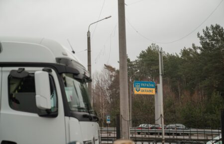 Поляки спільно з поліцією на кордоні зупиняють пасажирські автобуси і не дають їм рухатись далі