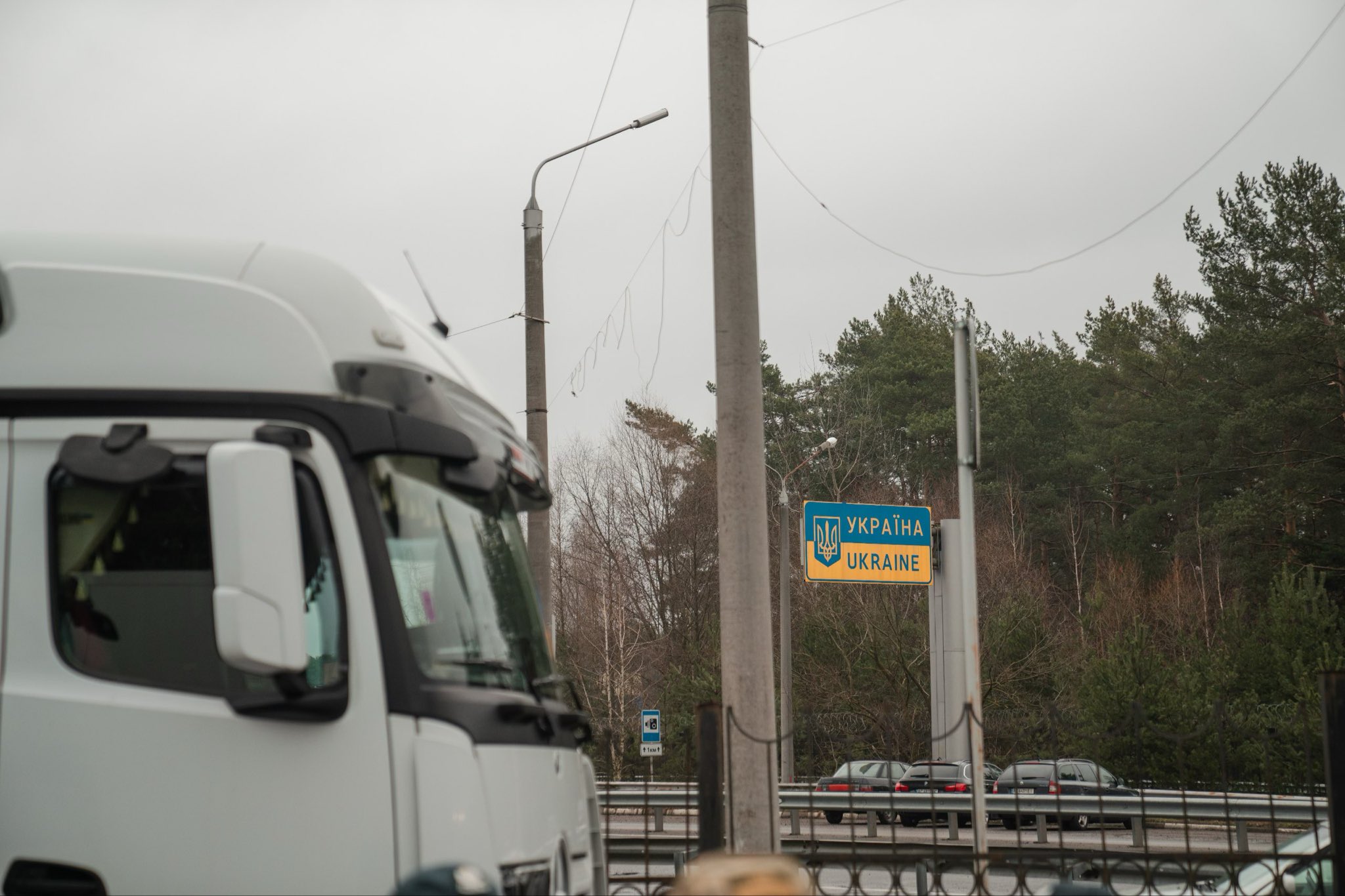 Поляки спільно з поліцією на кордоні зупиняють пасажирські автобуси і не дають їм рухатись далі