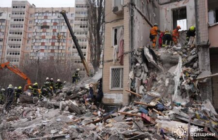 Мешканці зруйнованого будинку залишаються на місці трагедії — кореспондентка з Одеси