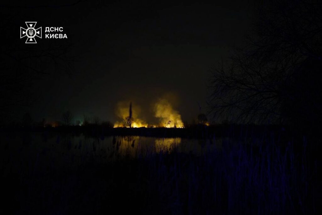 figure_cutМасштабна пожежа на Осокорках у Києві: чому активісти говорять про підпал і що каже забудовник (ВІДЕО)
