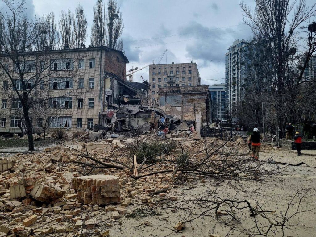 figure_cutРакетний удар по Києву: окупанти частково зруйнували Академію мистецтва (ФОТО)