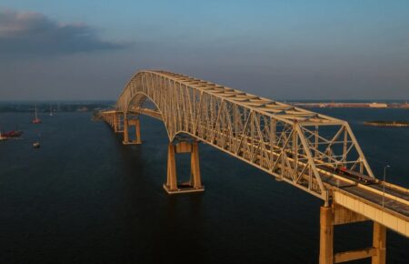 У США обвалився міст через зіткнення вантажного судна (ВІДЕО)