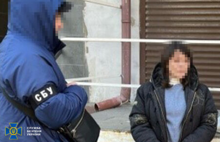 Охороняли російську катівню у Херсоні: СБУ затримала колаборанта і колаборантку (ФОТО)