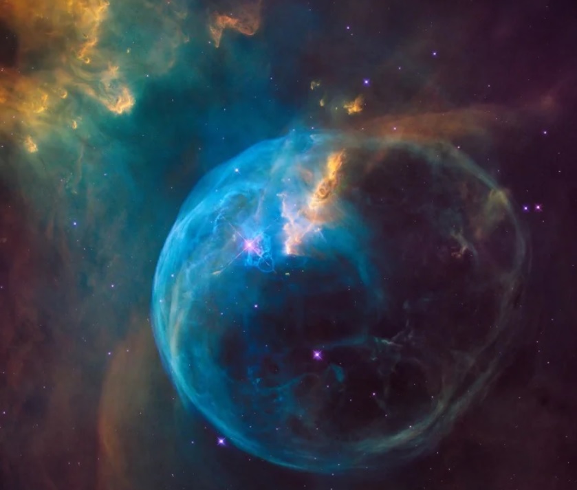 Телескоп «Хаббл» показав барвисту туманність у формі бульбашки