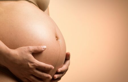 Росіяни закликали «дарувати жінкам на 8 березня вагітність» — фактчекерка